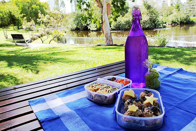 Un picnic es una excelente manera de disfrutar del jardín. Foto de Chloe Lim