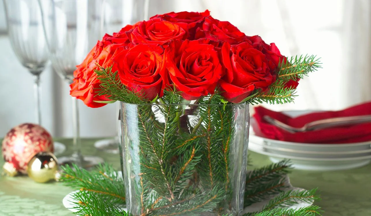 Centro de mesa de flores rojas