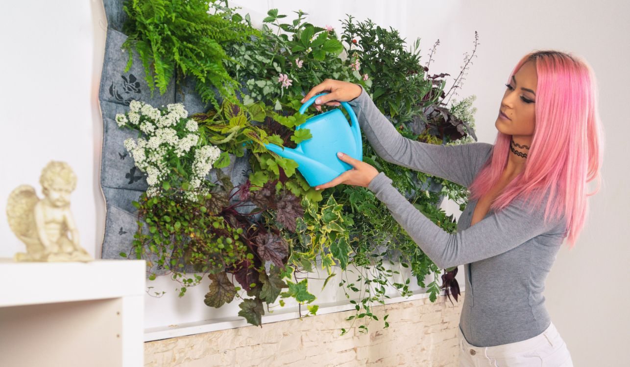 Mujer practicando la jardinería vertical